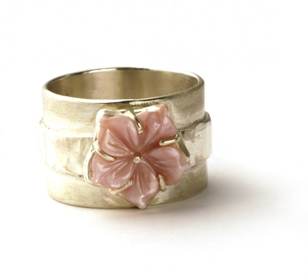 Brede ring met roze bloem