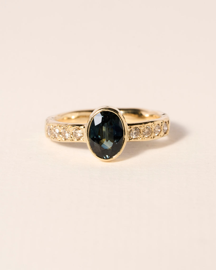 ring met groenblauwe saffier en diamanten