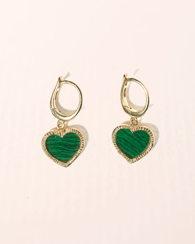 gouden oorbellen met groene hartjes
