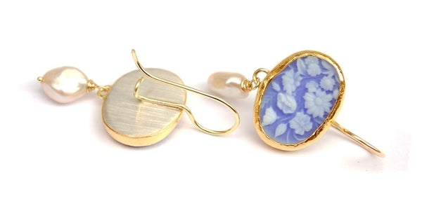 Oorhangers met blauwe bloemcamees