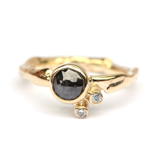 Ring met donkergrijze en witte diamanten