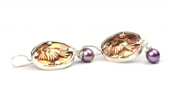 Oorhangers met bronzen vogels en parels