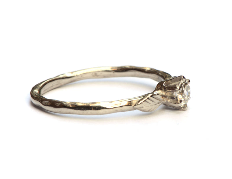 Witgouden ring met antieke diamant en blaadjes