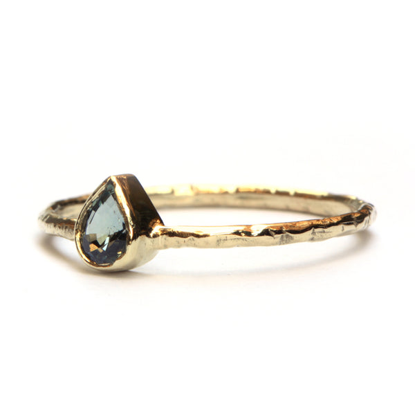 Ring met groene druppelsaffier