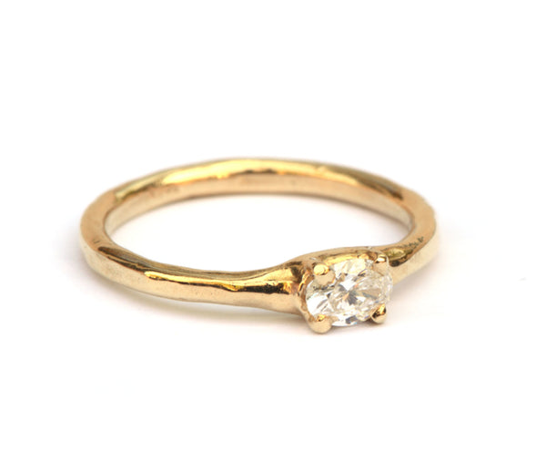 Ring met ovale diamant