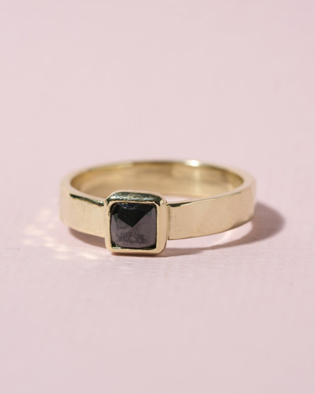 Gehamerde strakke ring met zwarte diamant