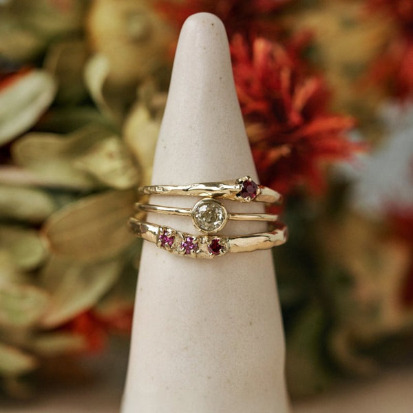 Grillige aanschuifring Nala met framboise diamanten