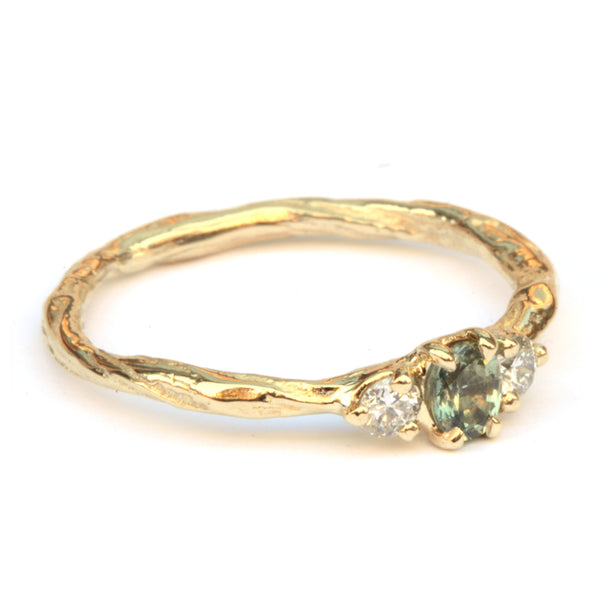 Twig ring met groene saffier en diamant