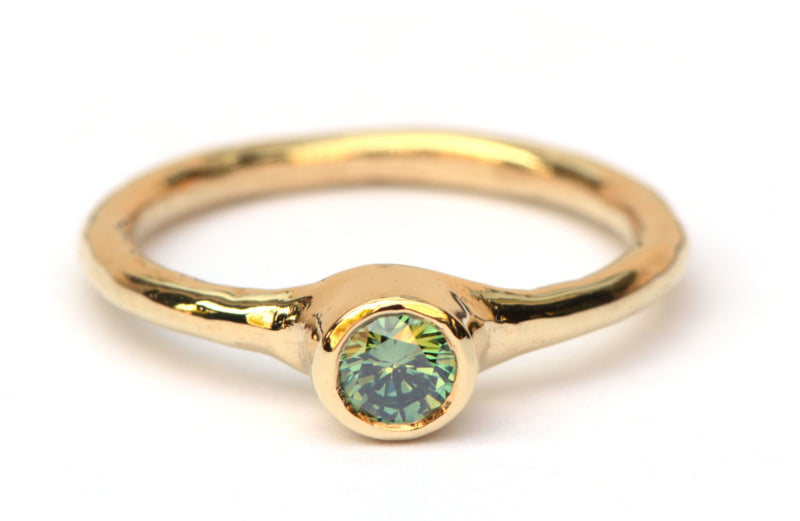 Casual chique ring met treated green diamant