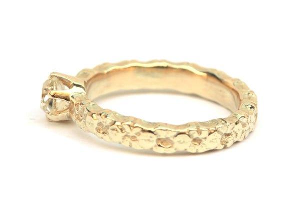 Ring met bolsjewiek diamant