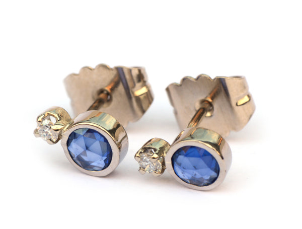 Witgouden oorstekers met saffier en diamant