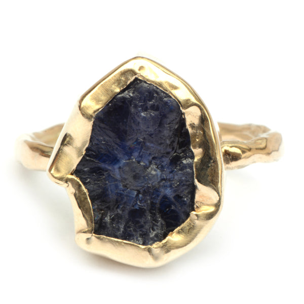 Ring met ruwe donkerblauwe saffier