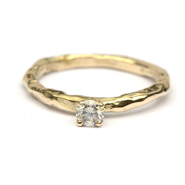 Organische verlovingsring met grijze diamant