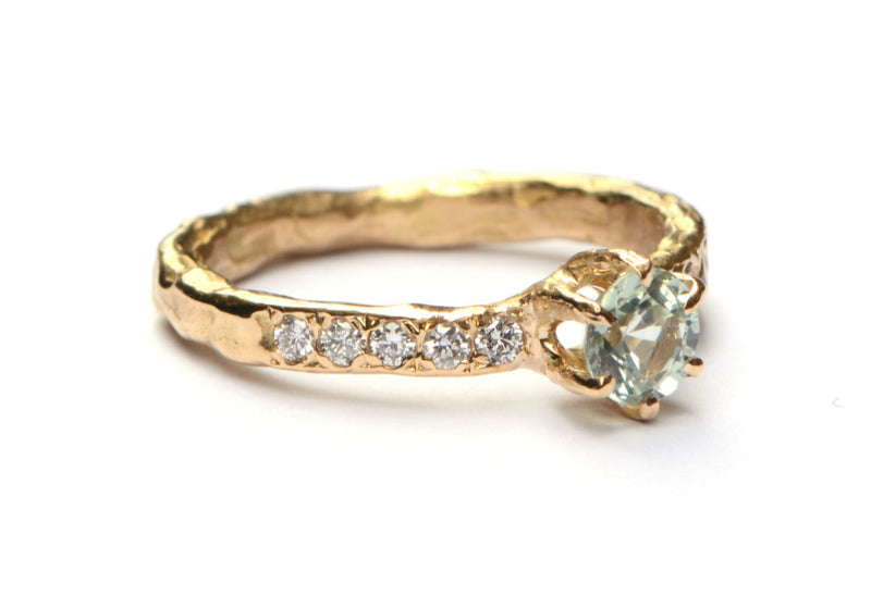 Verlovingsring met lichtgroene saffier en diamant