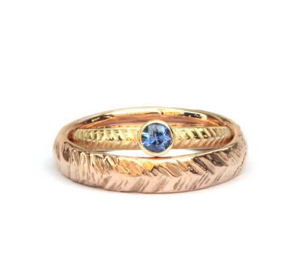 Trouwringenset met blauwe saffier en handgegraveerde band