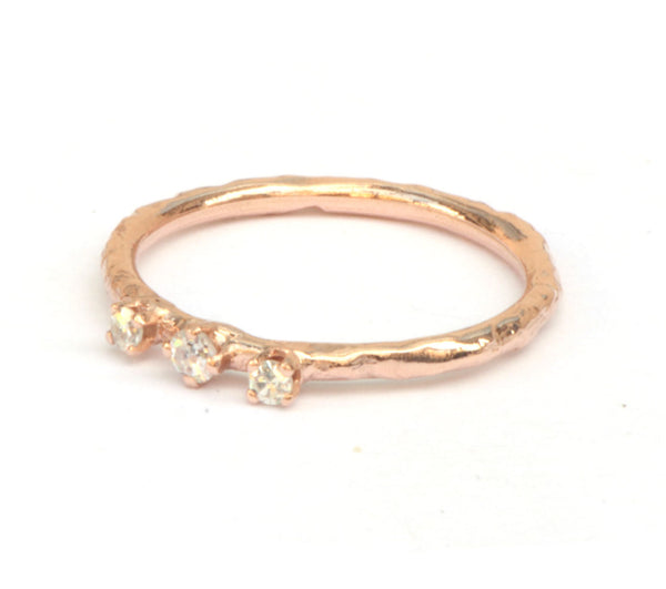 Rosegouden ring met drie diamantjes