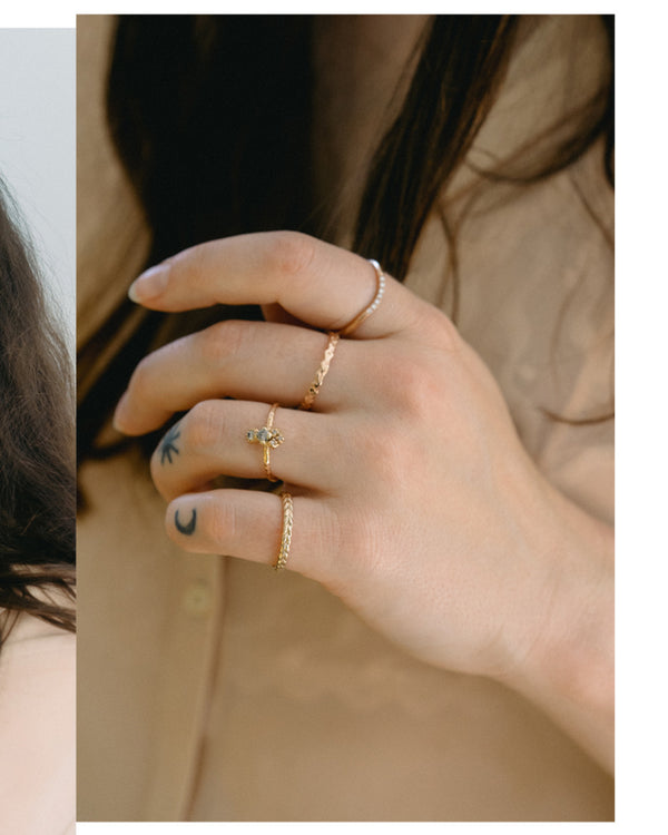 Ring woven in witgoud