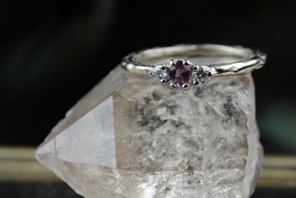Verlovingsring met roze saffier en diamant
