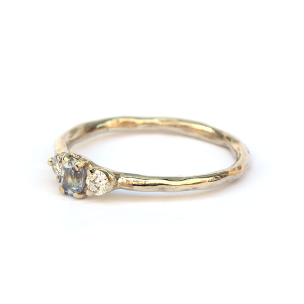 Witgouden ring met lichtblauwe saffier en diamant