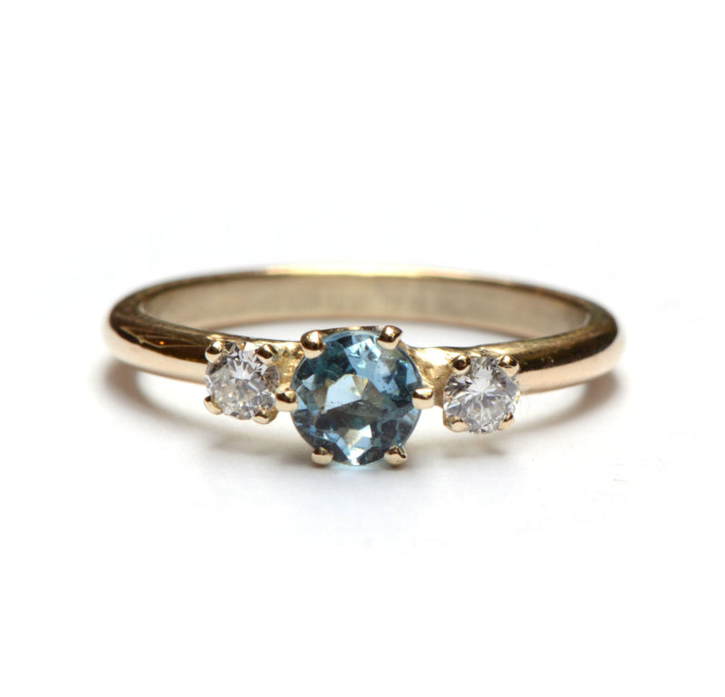 Ring met blauwe topaas en diamant