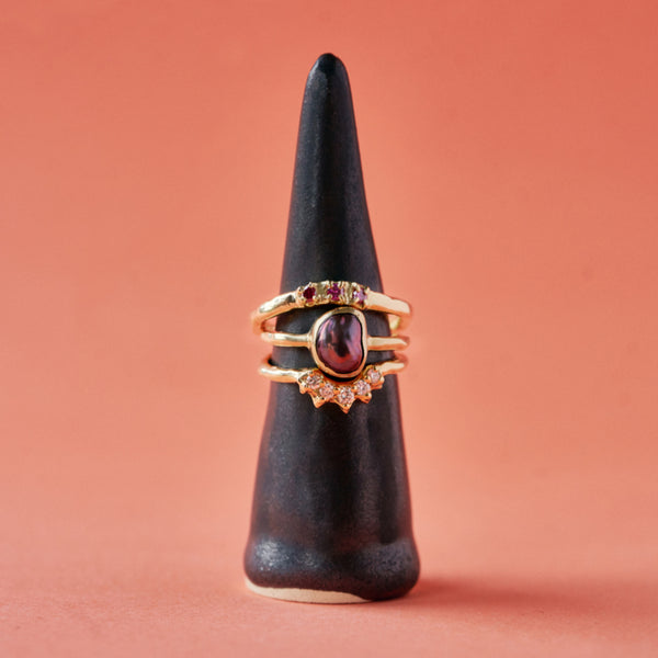 Ring met donkere parel