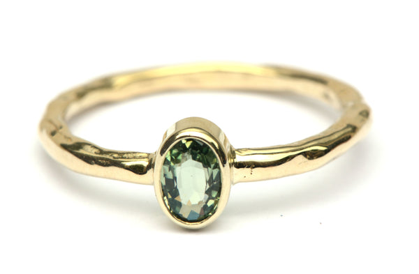 Ring met ovale groene saffier