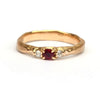 Ruwe ring met robijn en bolsjewiek diamanten