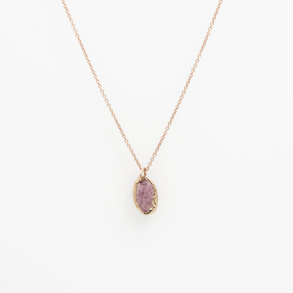 Roodgouden ketting met roze saffier