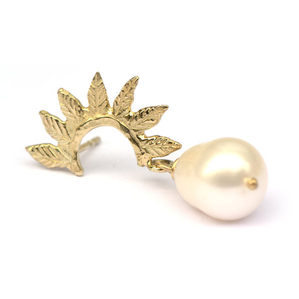 Oorsieraden met gouden tooitjes en parels