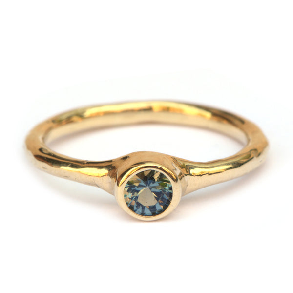 Ring met grijsblauwe spinel