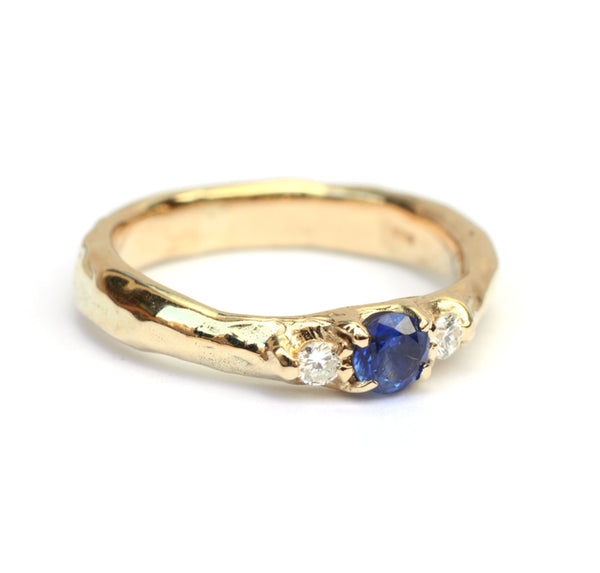 Vier herdenkingsringen met blauwe saffier en diamant