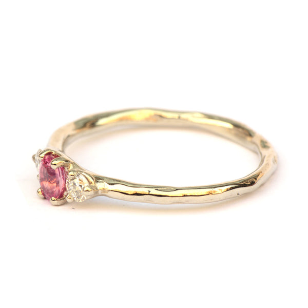 Witgouden ring met knalroze saffier en diamant