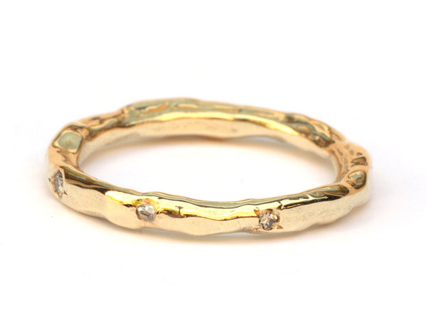 Organische ring met confetti zetting