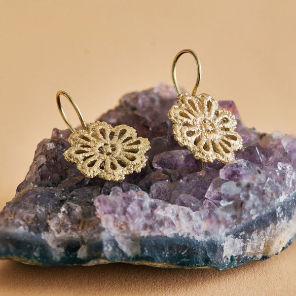Oorhangers gouden kanten bloemen