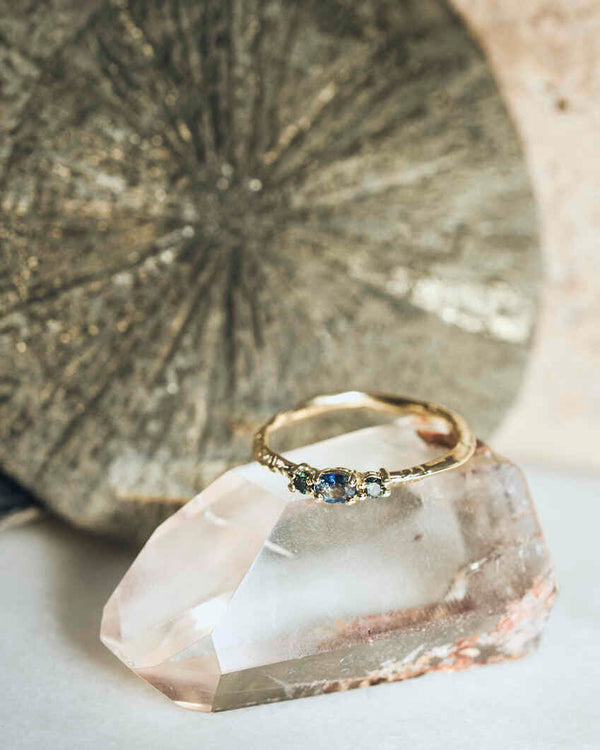 grillige ring met saffier en groene diamant