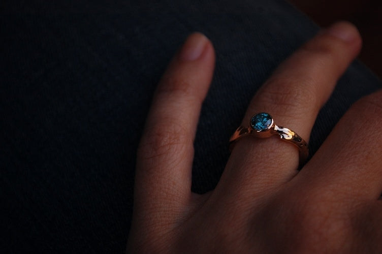 Rosegouden ring met blauwe diamant