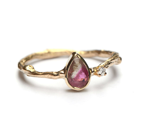 Ring met druppelvormige toermalijn en diamant