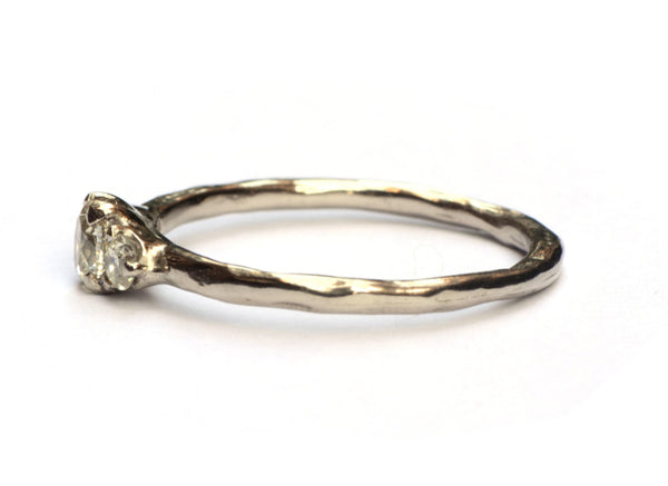 Ring met drie antieke diamanten