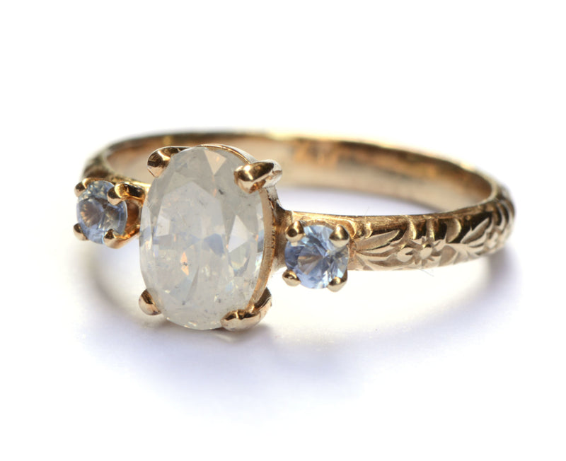 Verlovingsring met opaaldiamant en ice blue saffieren