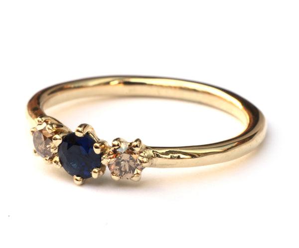 Ring met donkerblauwe saffier en diamant