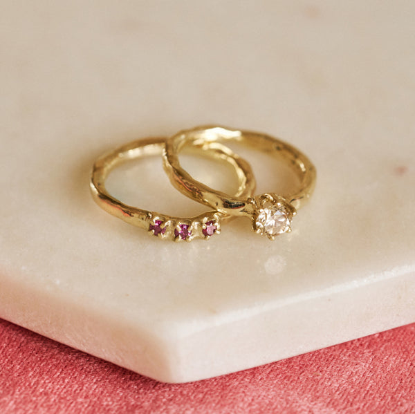 Grillige aanschuifring Nala met framboise diamanten