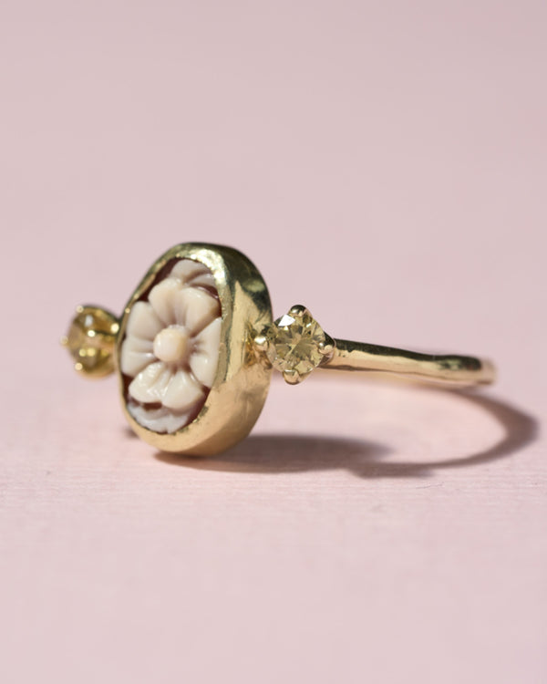 Ring met bloemcamee en olijfgroene diamanten