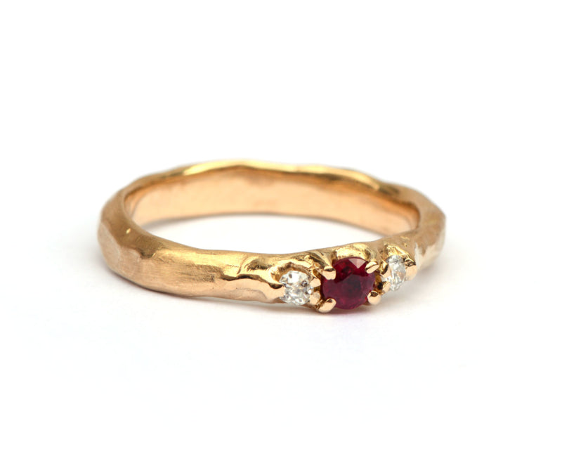 Ruwe ring met robijn en bolsjewiek diamanten