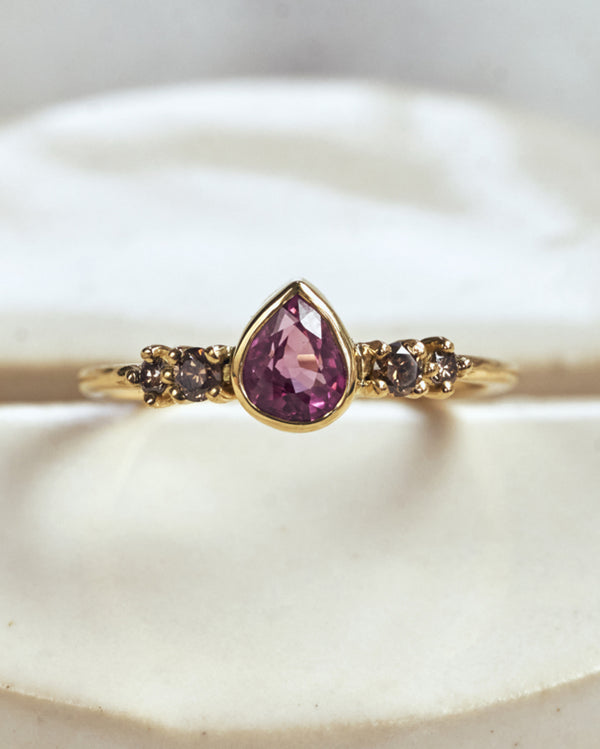 Ring met druppelsaffier en diamant