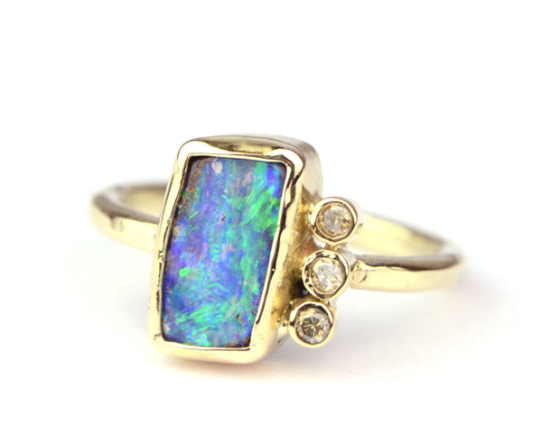Ring met geopaliseerd hout