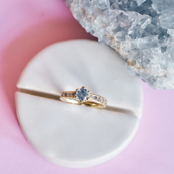 Ring met lichtblauwe saffier