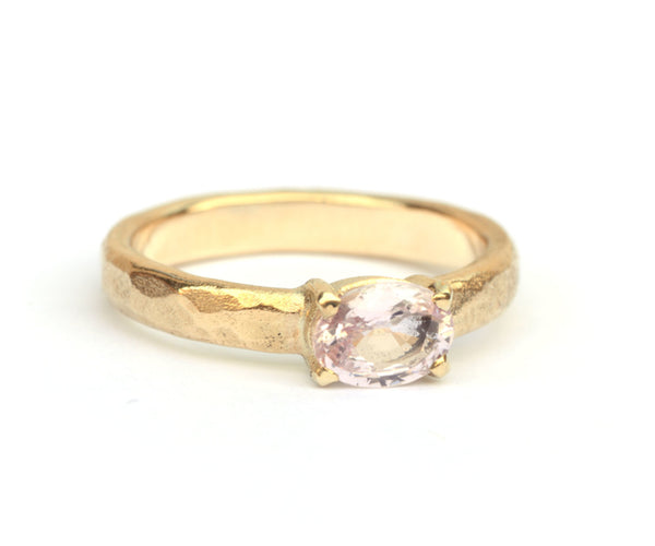 Ring van eigen goud met roze saffier