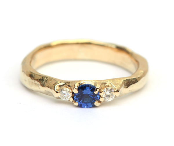 Vier herdenkingsringen met blauwe saffier en diamant