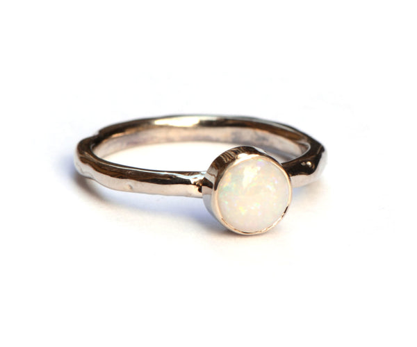 Ring aangepast met een opaal