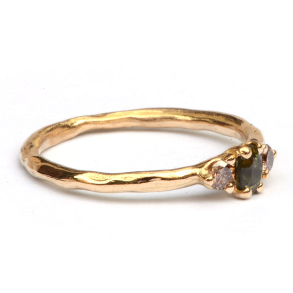 Ring met groene saffier en choco diamanten